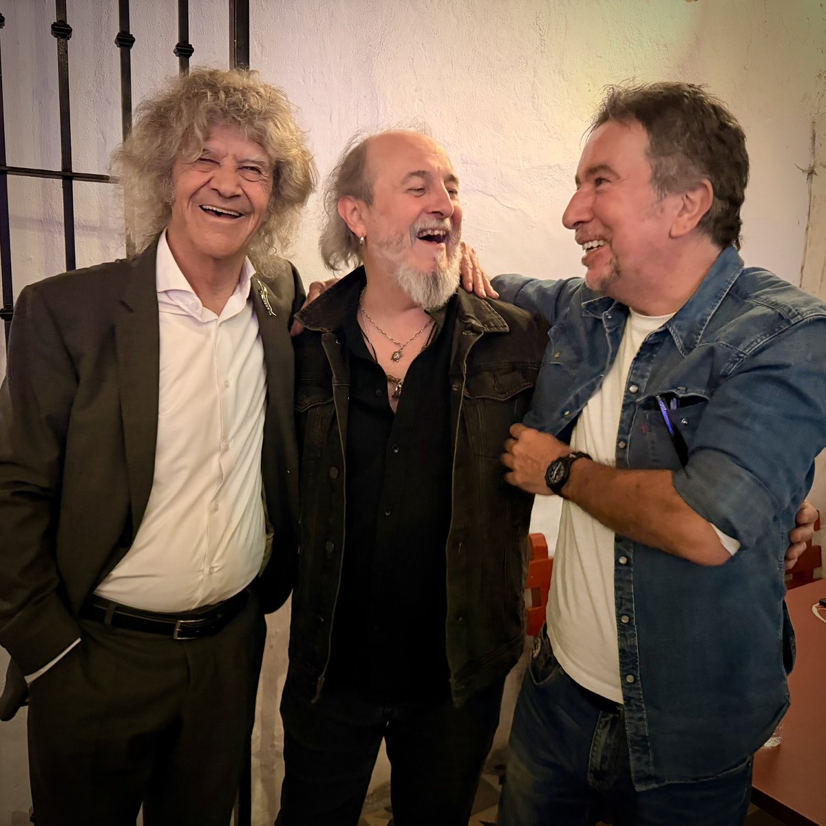 Qué público el de mi concierto en “El Cuarto Creciente” de Jerez. 2 enormes maestros del cante José de los Camarones Jose Galán y de la guitarra Alfredo Lagos, y ahí estoy yo que bien pudiera ser  “El adoptao de Jerez”… pensando “Que se me peque algo por Dios” 
GRACIAS