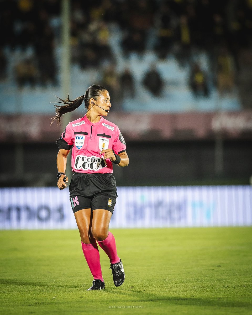 Anahí Fernández, jueza principal del encuentro Progreso 🆚 Peñarol en el Estadio Centenario. 

📷 <a href="/mathiandradeph/">mathiasandradeph</a>