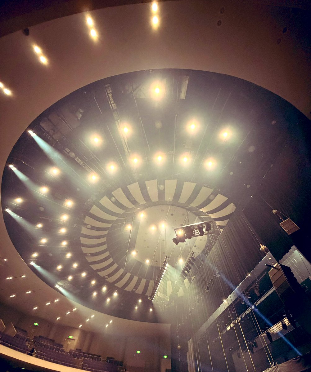 hitomi_solana's tweet image. 昨日教えて頂いた仙台のお花見スポット、会場隣の榴岡公園、開演前にちょこっとお花見してきました🌸
後、ふと見上げた仙台サンプラザホールの天井がカタツムリみたいでした🐌
#仙台の思い出 #crewlife