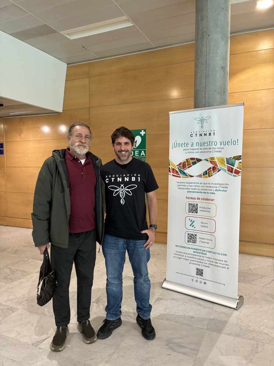 ctnnb1_espana's tweet photo. Hace unos días tuvimos el honor de encontrarnos con un grande de la escena como Juanjo Artero antes de subirse a las tablas 🎭 

Gracias por tu tiempo y acompañarnos con tu trabajo toda la vida 📺 🎦 

Hacemos más conocido el Ctnnb1 y Asociación Ctnnb1 🧬 https://t.co/b1zcRUba1p