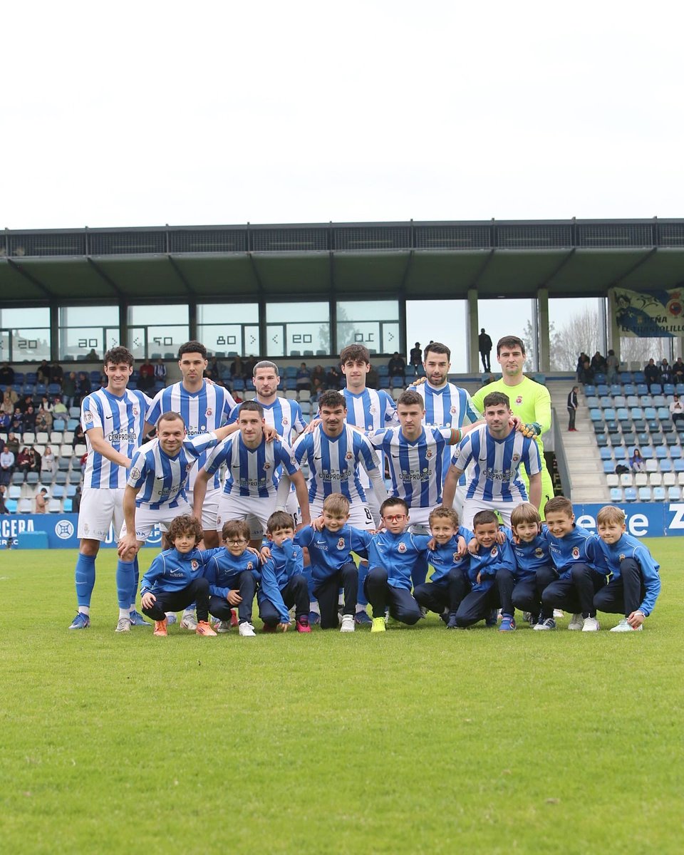 RSGimnastica's tweet photo. 👦🏻 Los jugadores saltaron hoy al terreno de juego acompañados de nuestro #Prebenjamin
🫂 Presente y futuro blanquiazul
#RSGimnástica #VolverAVolver https://t.co/ffgRXKrJMP