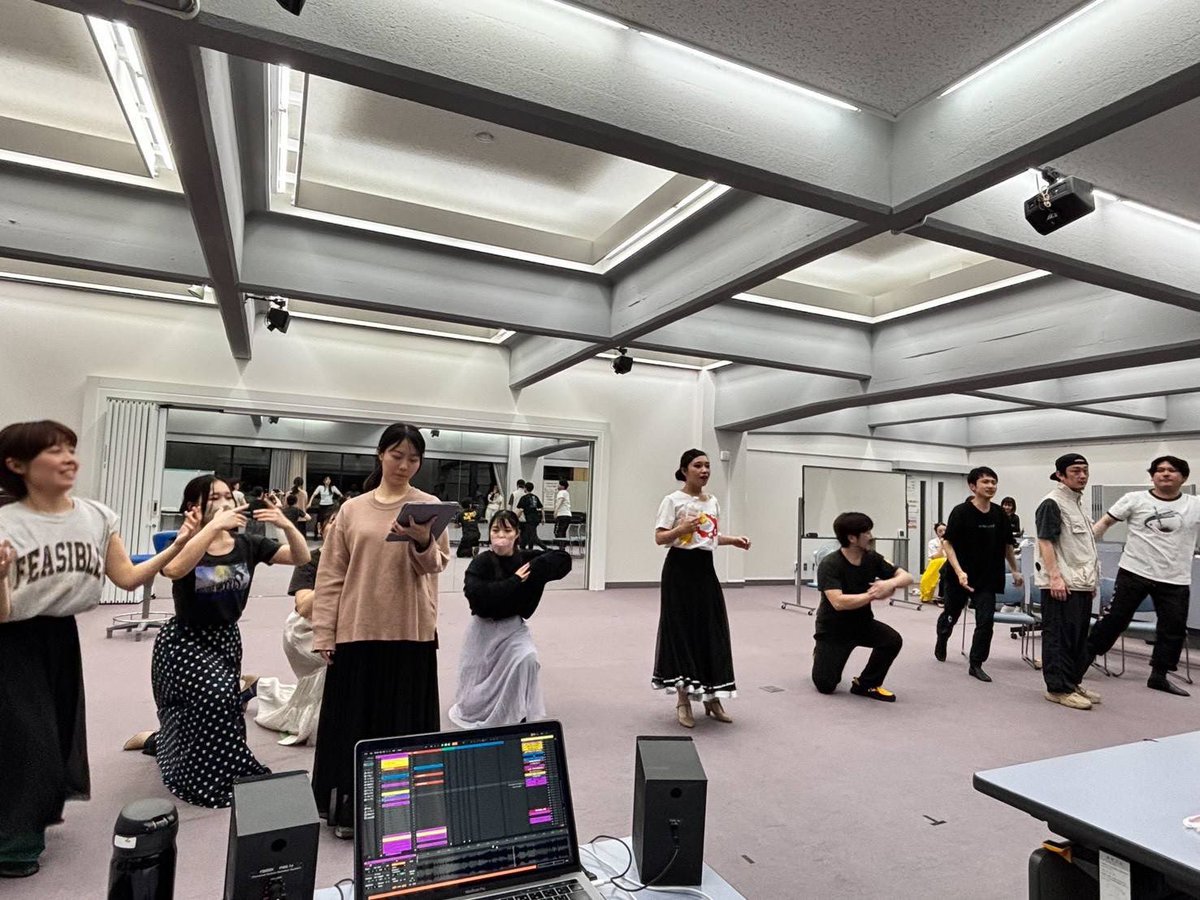 tcmltt_2025's tweet photo. 『改心の先に』

お稽古、順調に進んでおります！
本日で全ての振り付けとミザンスが付きました！
作品の世界観��見えてきて、完成がますます楽しみです。
ここから一気に仕上げていきます🔥

#夜明けMLTT2026
#MLTT https://t.co/mjySSzV9OG