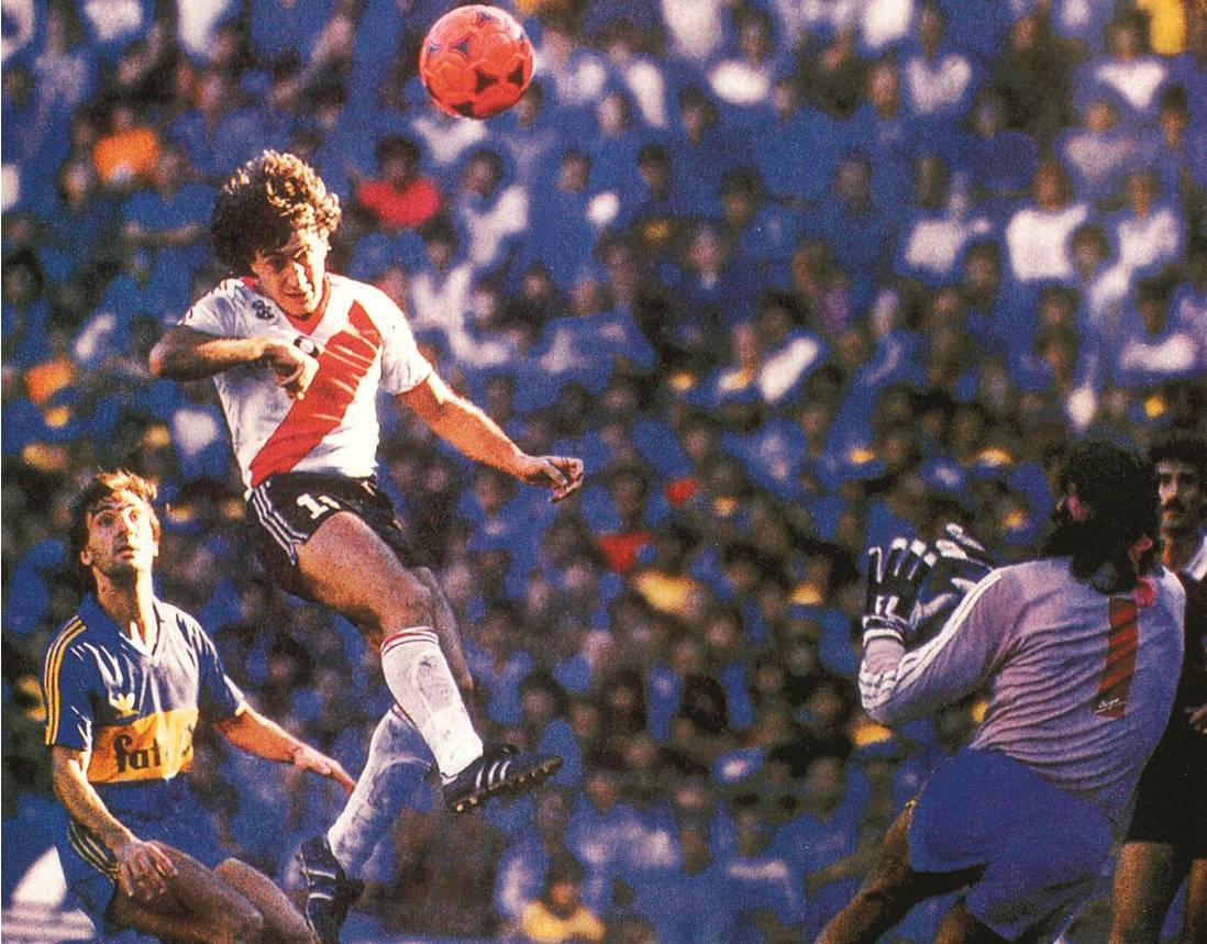 Sebasrur's tweet image. Hoy #River le hará un homenaje al Beto Alonso en la previa del partido. Mañana se cumplen 40 años del superclásico de la pelota naranja y la vuelta olímpica en La Boca