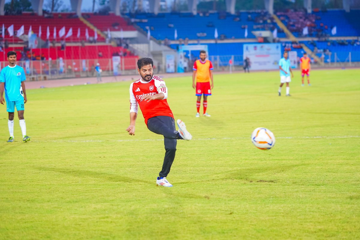 KondalAnumula's tweet photo. Chief Minister. 
Team player. 
Football lover.

From governance to goals… CM Revanth on the football field
@revanth_anumula https://t.co/RiJExoUQdP