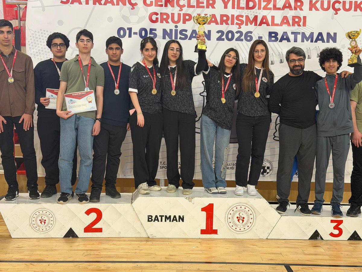 Rkal_21's tweet photo. Batmanda düzenlenen Okul sporları bölge satranç turnuvasında Bölge https://t.co/7Zy7AGUTwK olan kız takımımızı ve Bölge https://t.co/JXL0IdhSQO olan erkek takımımızı tebrik ediyoruz 
@sadoglu_salih 
@husamettin_atli https://t.co/7RGrjQYDcx