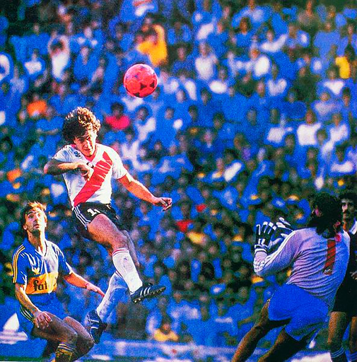 Hoy River le hará un homenaje al Beto Alonso en la previa del partido frente a Belgrano. Mañana se cumplen 40 años del superclásico de la pelota naranja y la vuelta olímpica en La Boca. 
Fue mi 1er superclásico en la 2da bandeja que da al riachuelo. 
Amén gloria Dios🙏⚪️♥️⚪️