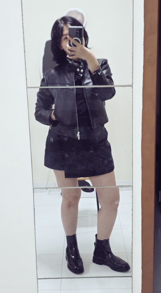 Please tell me I am not the only one doing concert outfit fittings before the concert.. 😅
Also, can someone let me know if this is appropriate for Goyang weather?
(Yes, that's a Jimin standee is behind me..)
