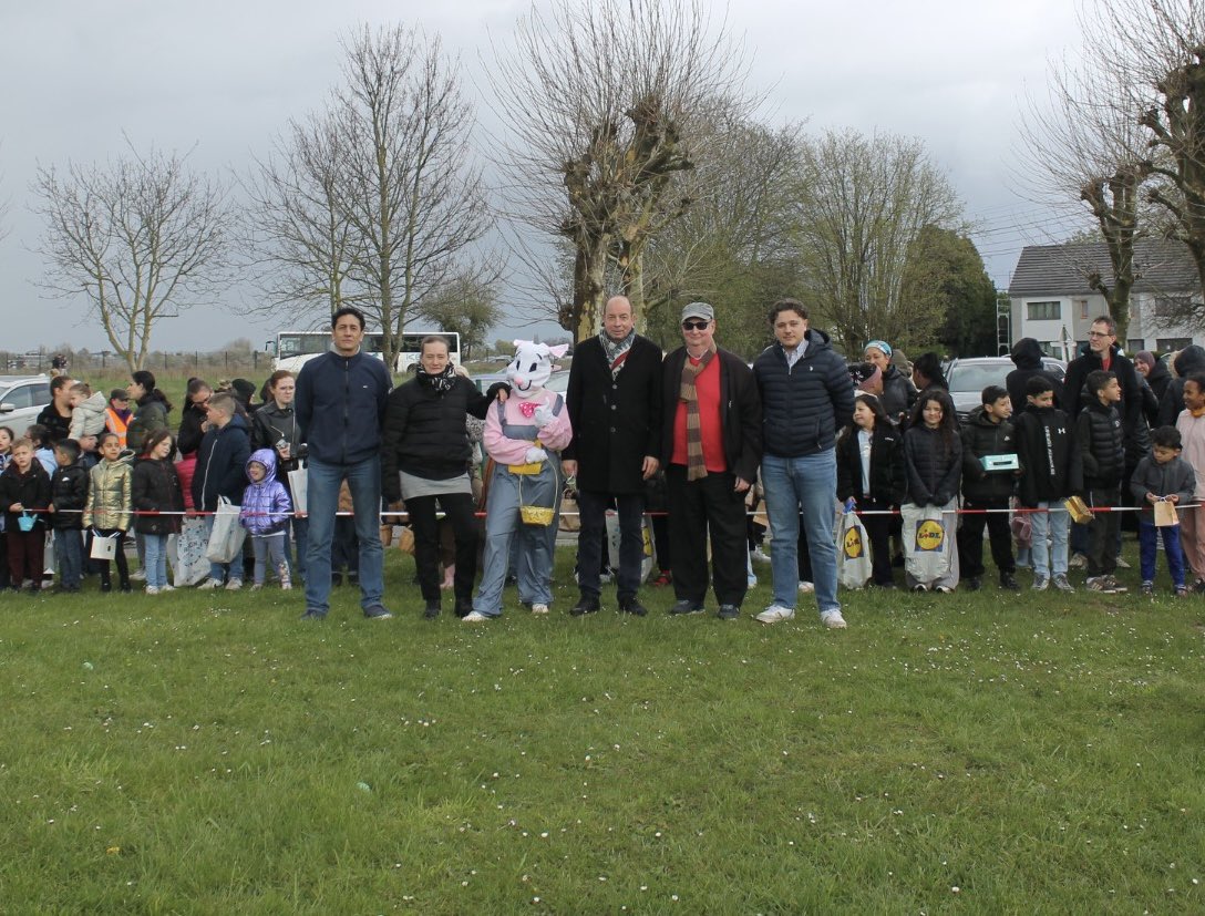 CitesAns's tweet photo. 🐣🐣🐣 La chasse aux œufs des cités Lonay et Champ d’Aviation à Ans a bien eu lieu, avec de nombreux enfants au rendez-vous, entre pluie et soleil 🌦️‼️🧒👦🏿👶🏻👧🏻

🍫 Une belle ambiance, des sourires et du chocolat pour le plaisir de tous 💛 https://t.co/mmB6BoQYMh