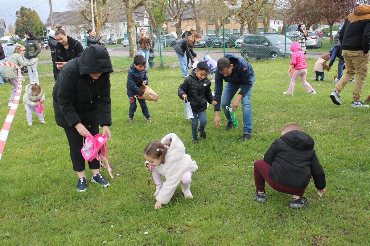 CitesAns's tweet photo. 🐣🐣🐣 La chasse aux œufs des cités Lonay et Champ d’Aviation à Ans a bien eu lieu, avec de nombreux enfants au rendez-vous, entre pluie et soleil 🌦️‼️🧒👦🏿👶🏻👧🏻

🍫 Une belle ambiance, des sourires et du chocolat pour le plaisir de tous 💛 https://t.co/mmB6BoQYMh