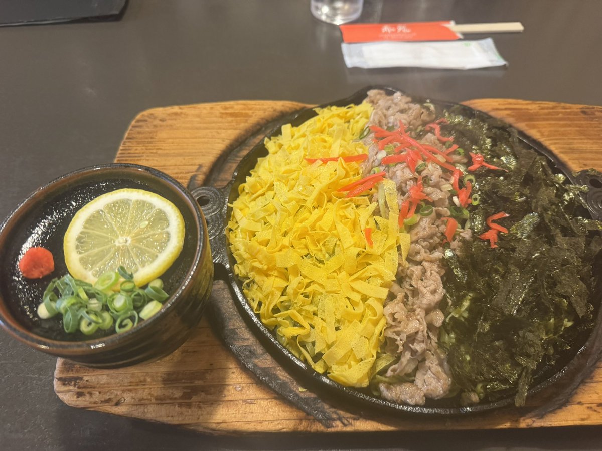 banbanbaba's tweet photo. ツアー中の楽しみとして、一人でバーに行く。と言う活動。楽しい。
見たことなーい！と言って選んだウイスキー🥃まぢベリー🫐🍓

いろいろ行って気づいたけど、ロジはラムの種類いっぱいあるの、ありがた🙏🙏

山口、長崎編でしたー👹🍙 https://t.co/Fo8PhvHivc