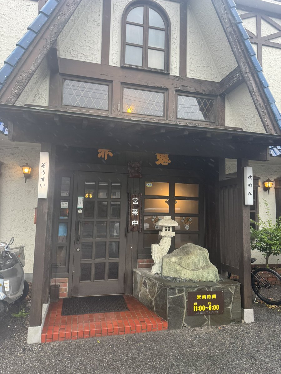 banbanbaba's tweet photo. ツアー中の楽しみとして、一人でバーに行く。と言う活動。楽しい。
見たことなーい！と言って選んだウイスキー🥃まぢベリー🫐🍓

いろいろ行って気づいたけど、ロジはラムの種類いっぱいあるの、ありがた🙏🙏

山口、長崎編でしたー👹🍙 https://t.co/Fo8PhvHivc