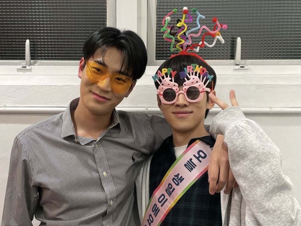 scpp2806's tweet photo. 갑자기 다들 사귀냐 안사귀냐 토론하는게 넘 웃기다 아.. 4년 넘게 연애여부 토론 가능한 삼찬하세요😍 https://t.co/WGCPRB5L7Z
