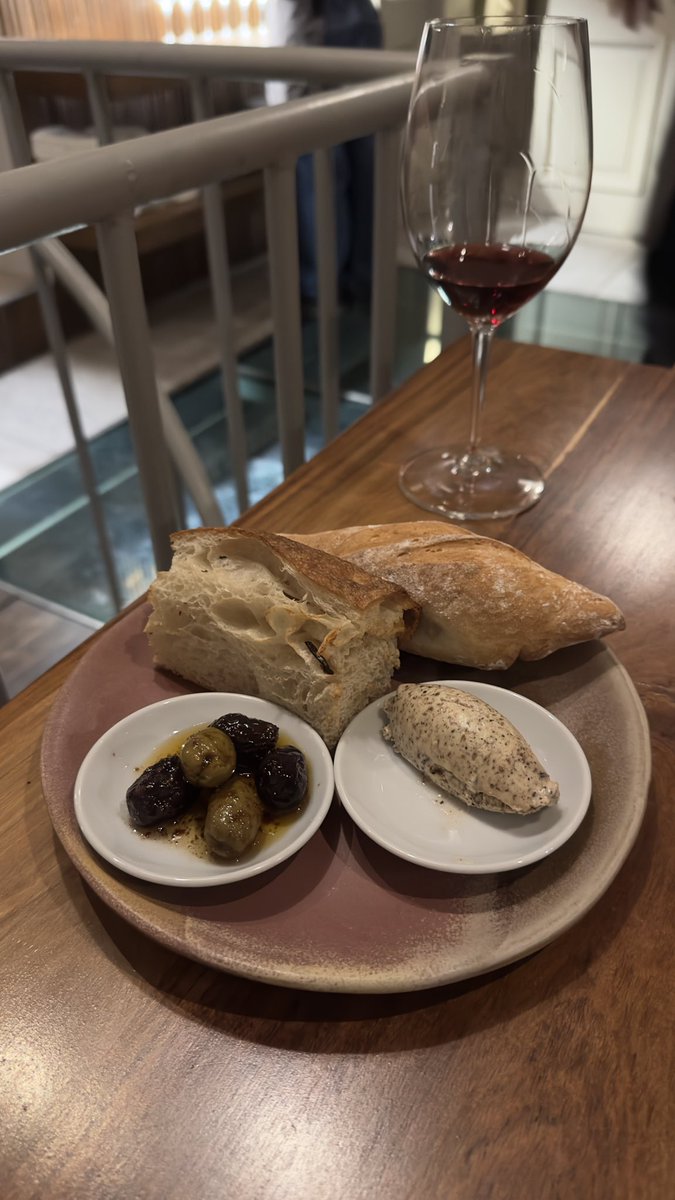 bruncheology's tweet photo. Burdo: espectacular por donde se lo analice. Platos riquísimos (muchos principales) mucha proteína y variedad de postres, carta de vinos extensa, buena atención y ambiente. https://t.co/7NxnDJoL5U