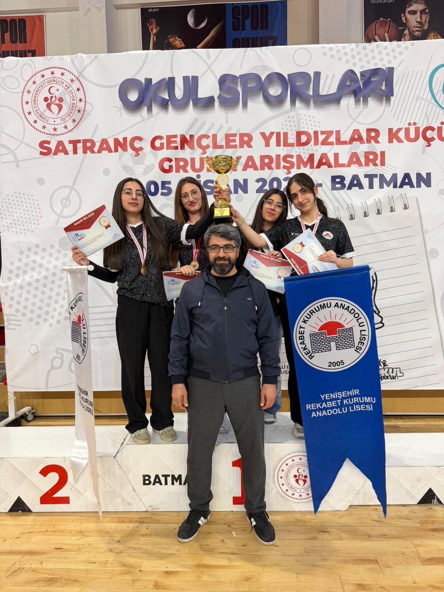 Rkal_21's tweet photo. Batmanda düzenlenen Okul sporları bölge satranç turnuvasında Bölge https://t.co/7Zy7AGUTwK olan kız takımımızı ve Bölge https://t.co/JXL0IdhSQO olan erkek takımımızı tebrik ediyoruz 
@sadoglu_salih 
@husamettin_atli https://t.co/7RGrjQYDcx