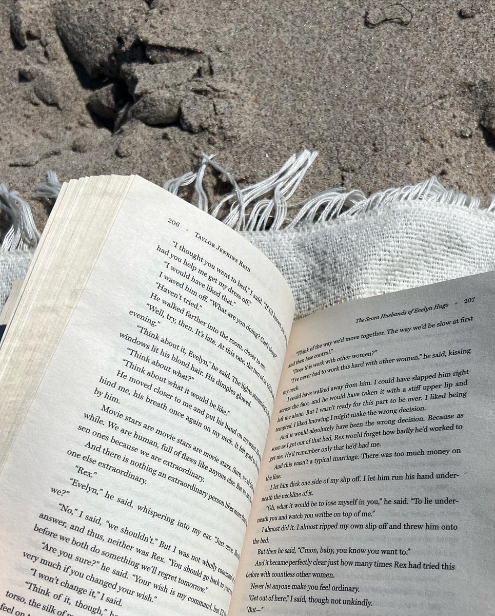 One book, two states of mind. A soft white blanket offers quiet companionship, while turning pages on the beach is a breath of free air. Reading is not just about stories, but also about the warmth of life，Do you like me? If you do, then send me a private message.