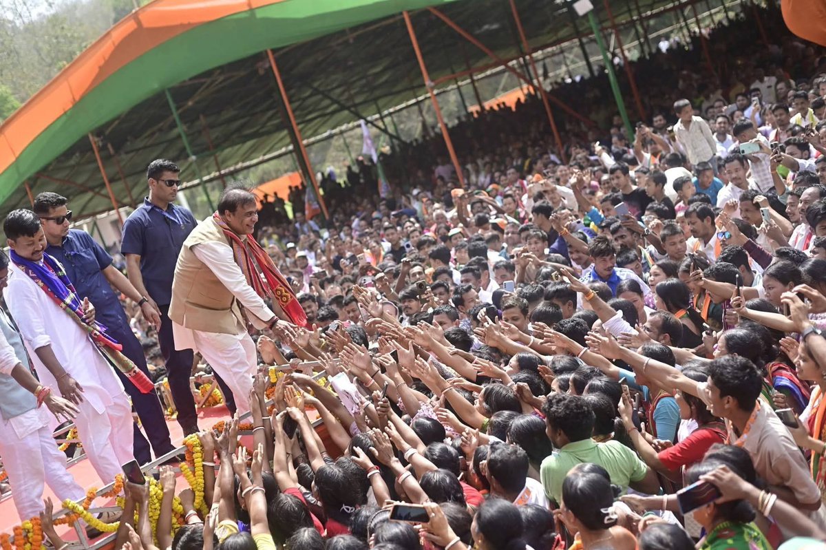 DilipSaikia4Bjp's tweet photo. HCM Dr. @himantabiswa dangoriya addressed massive #VijaySankalpSabha across Abhayapuri, West Goalpara, Boko-Chaygaon, Dudhnai & Palashbari for NDA candidates.
Unprecedented public support signals BJP’s historic win again.
#AkouEbarBJPSarkar #DoubleEngineInAssam https://t.co/dXx3p3am2F