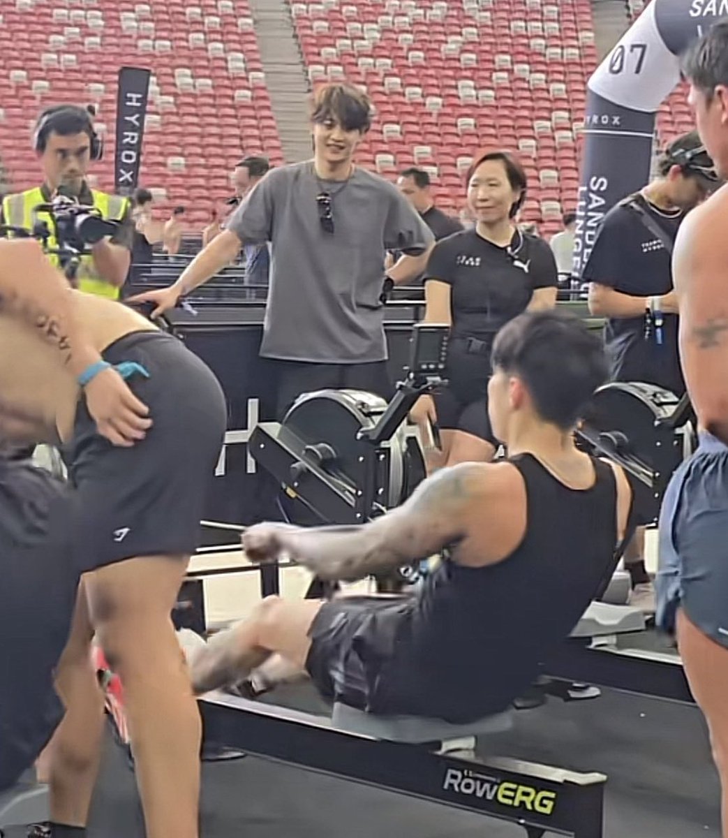 itsteaaa_'s tweet photo. Minho must be really happy to find a friend who's a workout/fitness freak like him 😂 he looks like he just found his soulmate 🤣 https://t.co/fiiUpRQiQV