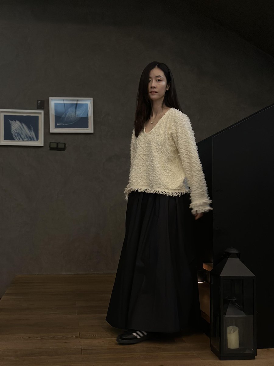CenterAmmasj's tweet image. Embracing cozy elegance in my favorite knit sweater and flowy skirt. Soft textures, moody vibes ✨ 
 #OOTD #FashionInspo #CozyChic