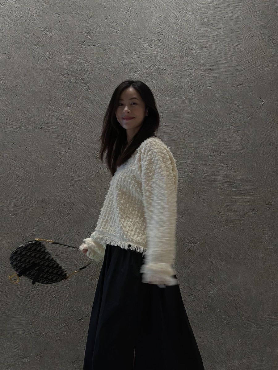 CenterAmmasj's tweet image. Embracing cozy elegance in my favorite knit sweater and flowy skirt. Soft textures, moody vibes ✨ 
 #OOTD #FashionInspo #CozyChic
