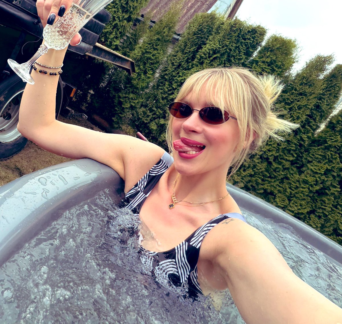 ItsLanaGoddess's tweet image. How’s your sunday going? 😜#hottub #easter #sexy