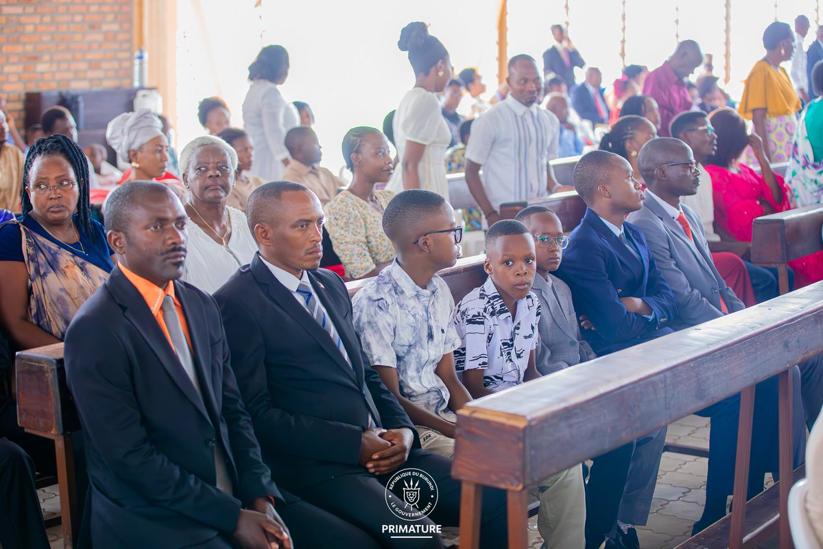BurundiGov's tweet image. #Burundi #PrimatureBurundi "Heureux de célébrer ce dimanche de #Pâques aux côtés des fidèles de la paroisse Saint-Jean-Baptiste de #Gihosha, en compagnie de ma famille. Une belle célébration de recueillement et de communion. Joyeuses Pâques à tous!", SE @NtahontuyeN