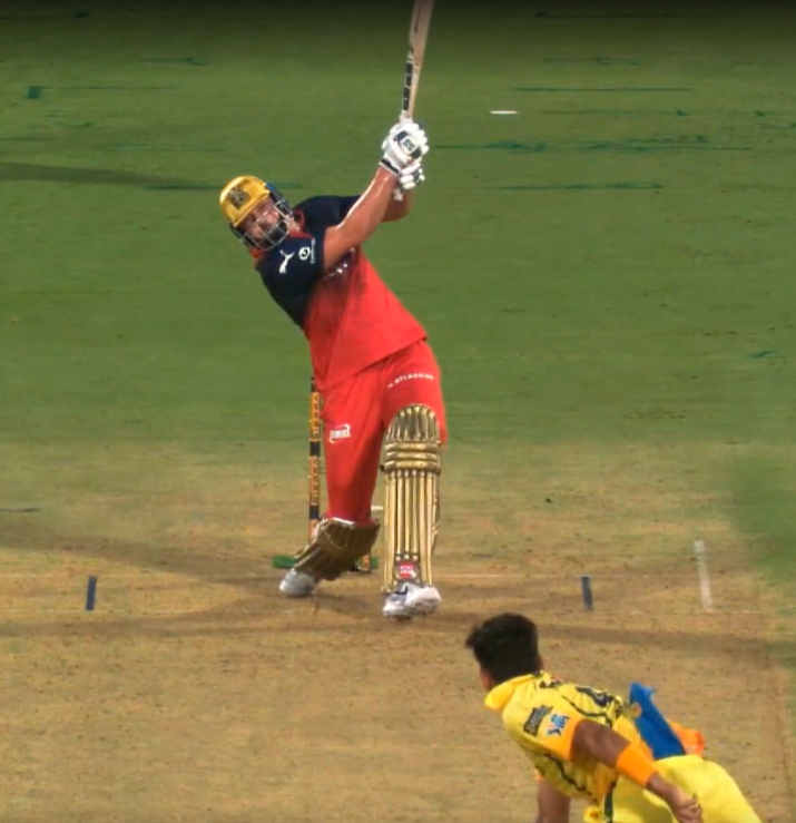 🚨INSTANT KARMA🚨

Anshul Kamboj cleaned up Tim David but the sirens went off for a no-ball. 

Tim David comes back and hits him for a maximum. 

RCB 207/3 in 18 ov.

#IPL2026 #RCBvsCSK

Follow LIVE🔽👇

indiatoday.in/sports/cricket…