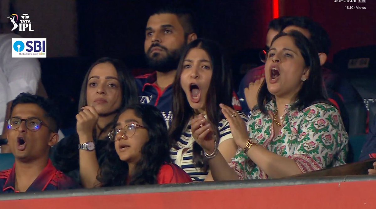 imkevin149's tweet image. Anushka Sharma's reaction to Tim David's monstrous hitting
