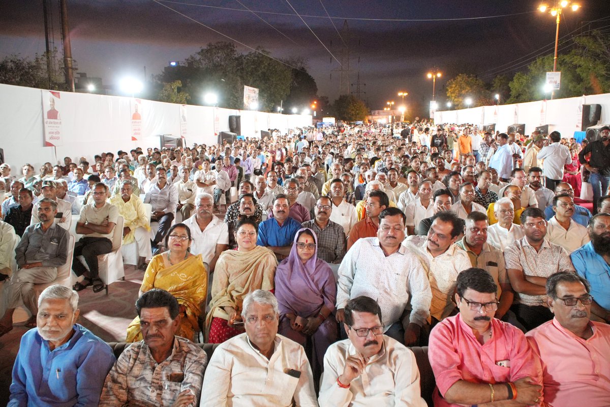 संसदीय क्षेत्र कोटा के श्रीनाथपुरम में प्रस्तावित 'विकास पथ' का शिलान्यास किया। यह विकास पथ कोटा के बदलते स्वरूप की एक महत्वपूर्ण कड़ी बनेगा। क्षेत्रवासियों के सुझावों के आधार पर शहर के समग्र विकास के लिए जो व्यापक कार्ययोजना हमने बनाई है, वह अब धरातल पर उतर रही है। शिक्षा के साथ