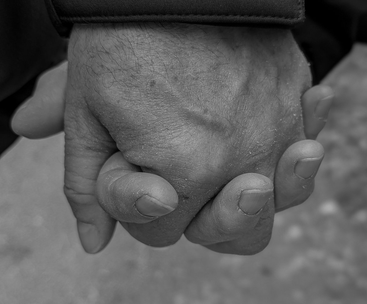 KopfYvonne's tweet image. Wenn du den Einen gefunden hast, der gerne deine Hand hält, dann bist du unglaublich glücklich. ♥️

Für Sie getestet! 

!B
#BeKind #Dankbarkeit #LiebeIstAlles #SchönesGegenDoofes #FloodTheZoneMitSchoenem