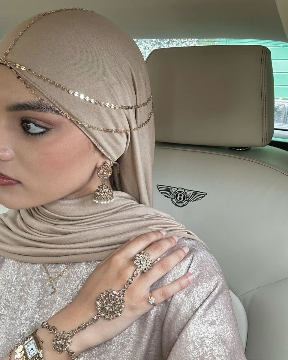 tired2tryagain_'s tweet photo. What’s with jewellery and hijab?? Feels like mixed signals. https://t.co/3oOwCIjh9R