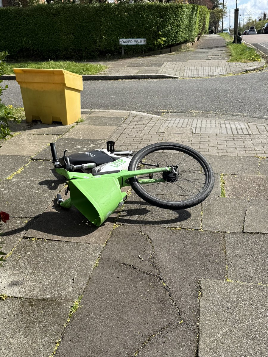 MarkBerelowitz's tweet photo. @_LimeAID lime bikes today - Brim Hill, Ludlow Way, Ossoulton Way London n2 https://t.co/Qxv27GhQn9