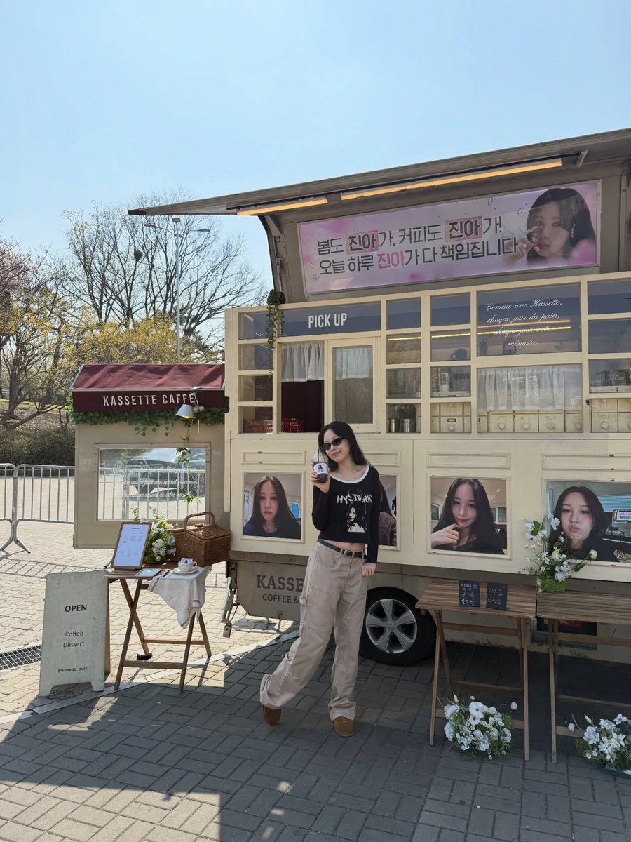 JinkkkLV's tweet photo. 이번에 선글라스도 같이 선물 했는데
진아가 그걸 쓰고 커피차 보러 나왔어요~
알차게 인증샷 남기고 갔는데 넘 귀여웠습니다🤭 https://t.co/bT6WuJ8UfQ