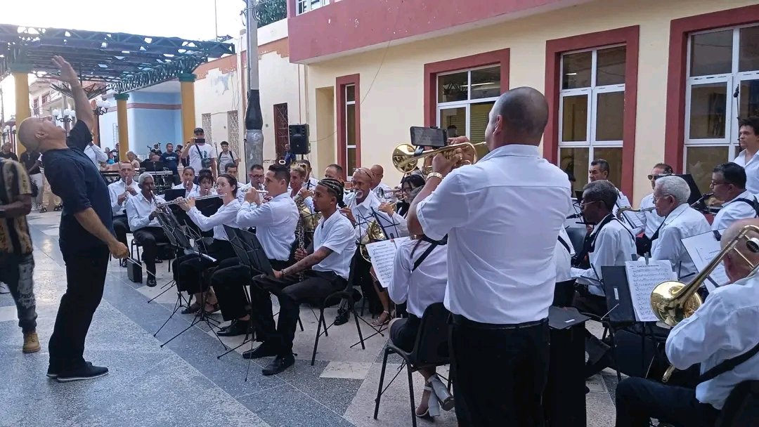 El Centro Provincial de la Música "Carlos Puig Premión" se inauguró durante la jornada vespertina del sábado en la ciudad de Bayamo.

Texto y fotos: Jacqueline Pérez 

#CubaEsCultura
#ProvinciaGranma
