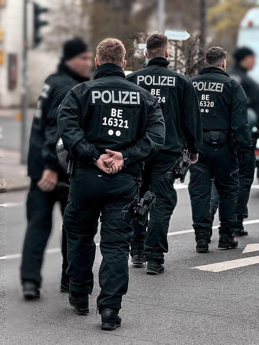 PolizeiBerlin_E's tweet image. Das Spiel ist beendet. Glückwunsch an beide Mannschaften zum Punktgewinn.
Gästefans, die ihre Fahrzeuge in #Schöneweide abgestellt haben oder mit der #DB ihre Heimreise antreten, werden in Kürze durch Einsatzkräfte über den Anreiseweg zurückgebracht. Unser Lautsprecherwagen und