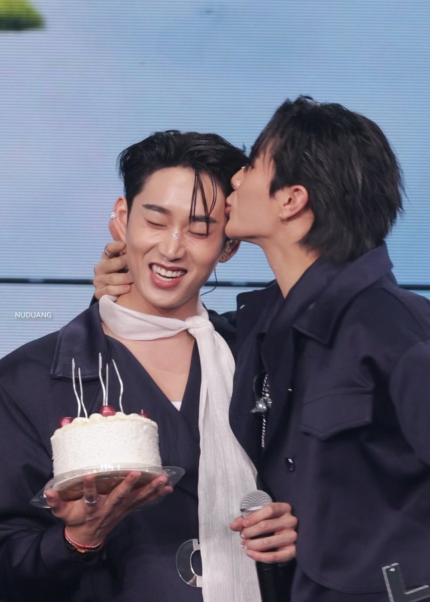 p💚🎸🦈 tweet media