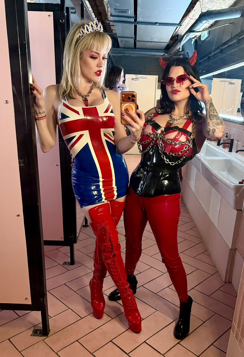 mistresstess1's tweet photo. Last nights Cool Britannia ball at @Official__FWL with My favourite @missroperxx 

Dress by the FWL sponsor @LibidexLtd https://t.co/eLPyQgPRTi