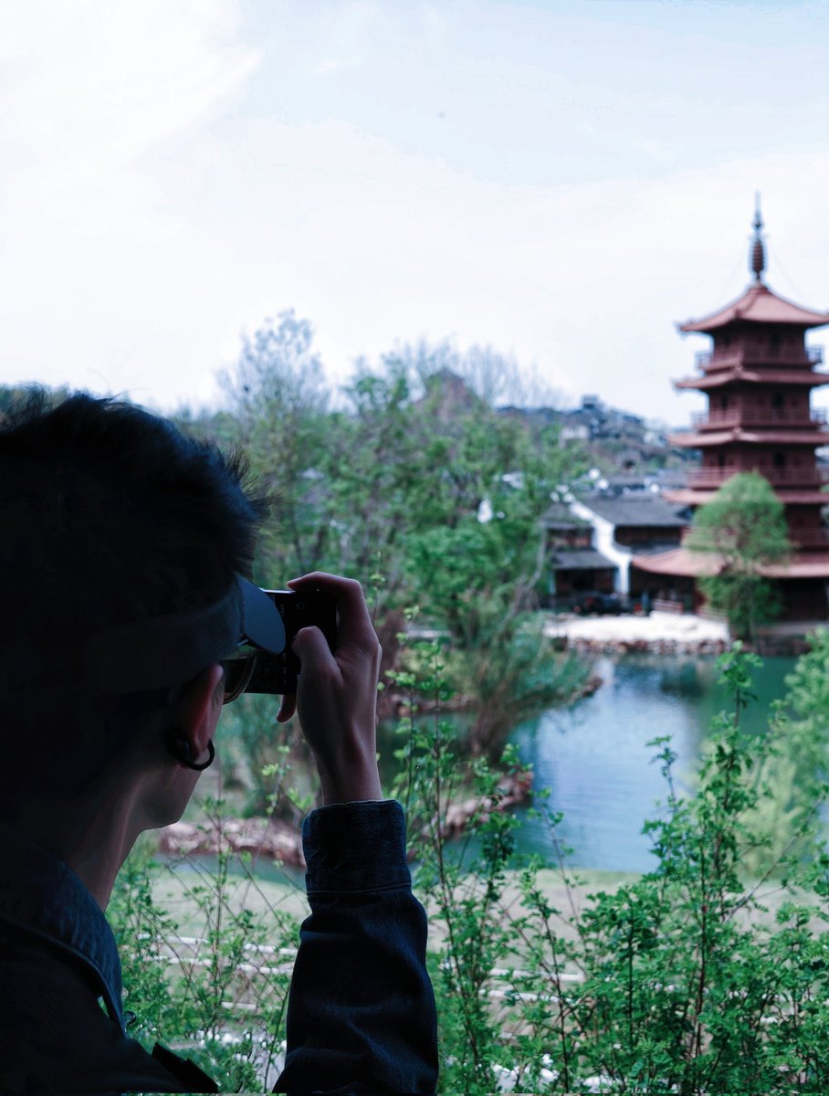 HolidayFE tweet media