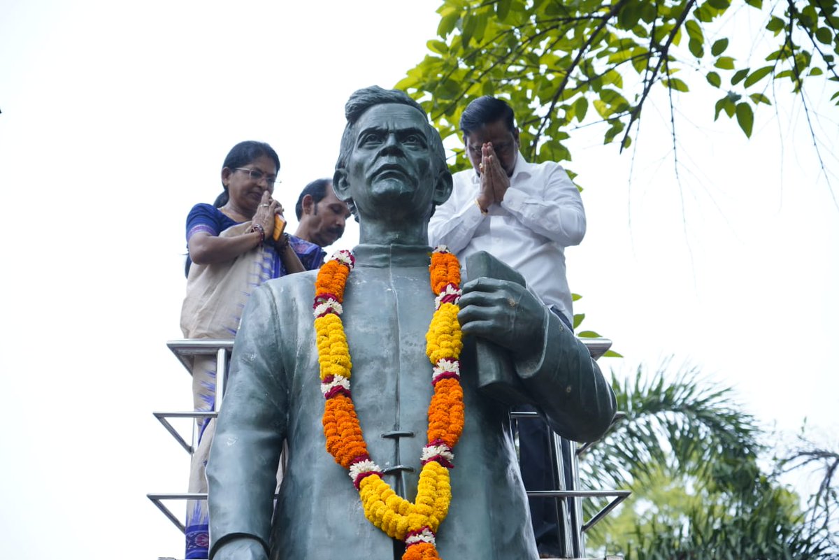 CultureBalasore's tweet photo. ଓଡ଼ିଆ ପକ୍ଷ ୨୦୨୬ ପାଳନର ପଞ୍ଚମ ଦିବସରେ ବାଲେଶ୍ଵର ଜିଲ୍ଲାରେ "ଐତିହ୍ୟ ଗଣଦୌଡ଼" ଆୟୋଜିତ ହୋଇଯାଇଅଛି ।ଏଥିରେ ସାମିଲ ହୋଇ ଐତିହ୍ୟର ବାର୍ତ୍ତା ଦେବା ସହ ଶାରୀରିକ ସୁସ୍ଥତା ପ୍ରତି ସଚେତନତା ସୃଷ୍ଟି କରାଯାଇଥିଲା।
@Culturedeptt @DBalasore 
#OdiaPakhya2026 #ଓଡ଼ିଆପକ୍ଷ୨୦୨୬ https://t.co/S2PErZ4XRn