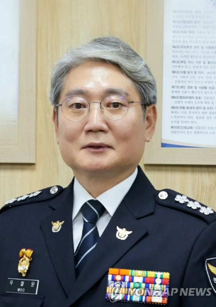 이재명 대통령 테러현장을 물청소 시킨 
두 명의 경찰 간부 영고짤.
철저히 조사해서 수감 후 연금박탈 갑시다.