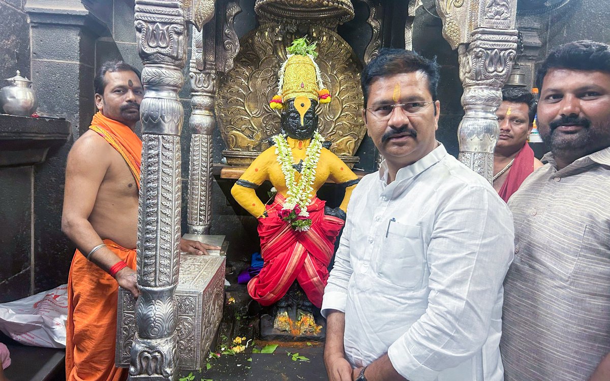patil_abhijeet1's tweet photo. राष्ट्रवादी काँग्रेस पक्षाचे प्रदेशाध्यक्ष, खा.सुनीलजी तटकरे साहेब सहकुटुंब श्री विठ्ठल रूक्मिणी मातेच्या दर्शनाला आले असता त्याचं स्वागत केलं...
@SunilTatkare
#pandhapur #vitthalrakhumai #darshan #VitthalBhakti https://t.co/HZWPuYwl0Q