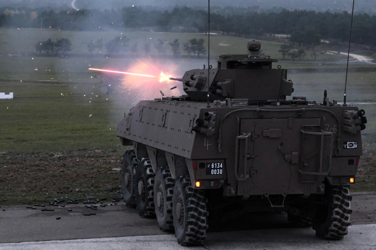 7e_brig_blindee's tweet image. Au Centre d'entraînement au tir interarmes de Suippes, la 1ère compagnie du @1er_Tirailleurs a conduit une séance de tirs VBCI dédiée au tir en mouvement, avec pour objectif de renforcer la réactivité, la précision et l’efficacité opérationnelle en mobilité.
#MatosOps #ÀLaHauteur