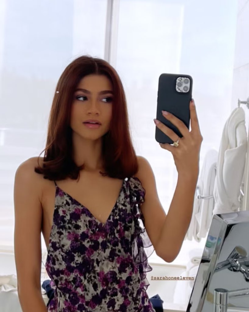 Miss her red hair so much 🫦 It was an era! Idk how one person can look THAT good in all hairstyles and all colors LIKE HOWW !!