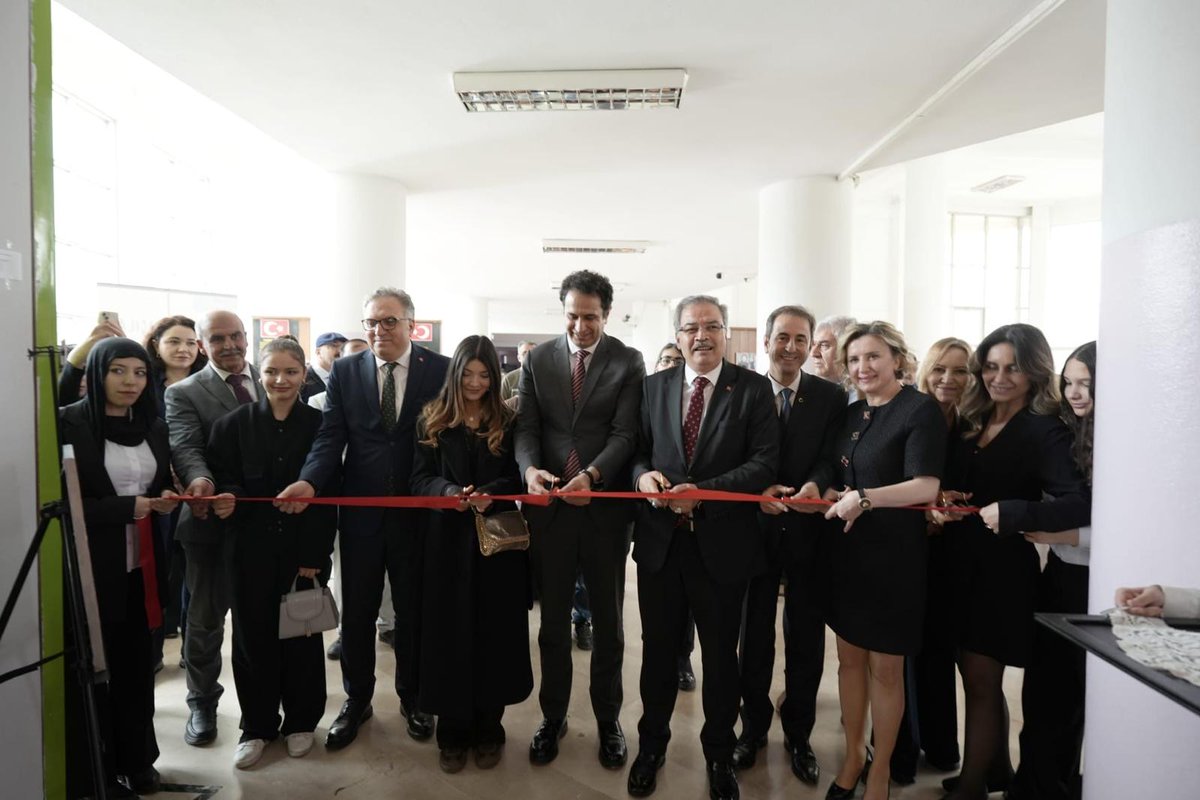 Gaziantep_MEM's tweet photo. MÜZEDEN ATÖLYEYE, ATÖLYEDEN OKUL MÜZESİNE... GAZİANTEP'TE 3D ANADOLU SANAT MÜZESİ AÇILDI!🏛️ 🎀  ✂️

Ortaöğretim Genel Müdür Yardımcısı Sayın Dr. Yasin Elçi, İl Millî Eğitim Müdürümüz Dr. Önder Arpacı ve OGM Kültür, Sanat ve Spor Etkinlikleri Daire Başkanı Dr. Ufuk Dilekçi 🏫 Aysel-İbrahim Akınal Güzel Sanatlar Lisesi bünyesinde Görsel Sanatlar Öğretmeni Özden Yıldız'ın koordinatörlüğü ile kurulan 🏛️ 3D Anadolu Sanat Müzesi'nin açılışını yaptılar.

Kapısını Türkiye Yüzyılı Maarif Modeli'nin bütüncül gelişimine açacak, öğrencilerin çok yönlü gelişimine destek olacak yeni eğitim ortamının hayırlı olmasını diliyor; kültürel miras bilincini üç boyutlu üretim ve müzeolojik belgeleme ile harmanlayan ve öğrencilerine yenilikçi bir eğitim deneyimi sunan Aysel-İbrahim Akınal Güzel Sanatlar Lisesi öğretmen ve okul yöneticilerini tebrik ediyoruz.👏 

Temenni ederiz ki 3D Anadolu Sanat Müzesi; Anadolu coğrafyasının zengin arkeolojik ve kültürel mirasını okul ortamında sanat yoluyla yeniden canlandırsın, öğrencilerin tarihsel ve estetik duyarlılıklarını geliştirirken onlara aynı zamanda kültürel kimlik bilinci kazandırsın; kültürel miras bilincini etkileşimli, uygulamalı ve çağdaş öğrenme yöntemleriyle desteklesin.🏫 🏛️

@tcmeb @Yusuf__Tekin @meb_ogm @h_ibrahim_topcu @elciyasin @gantepvaliligi @kemalcebervali @Dr_Onderarpaci @dilekciufuk