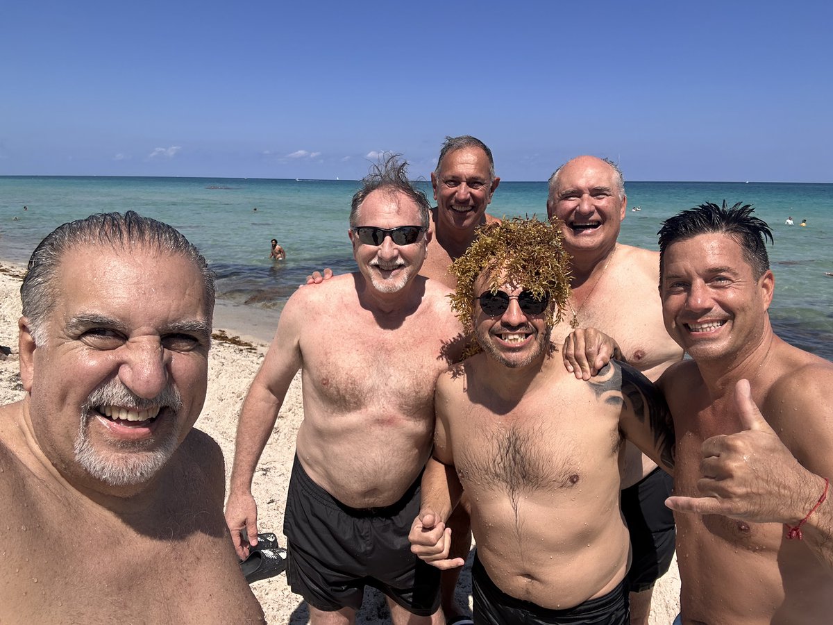 FernandoFiore's tweet image. El retorno a “las canchas” de @stadiosoccermiami …
No fue fácil an mis 65 años (el “menos joven del grupo” en la foto) regresar después de más de 3 meses y la plantar fasciitis. Pero VOLVIMOS y con asado y playa. 
VIVA SÚPER GOLDEN FUTBOL CLUB. 
#futbol #asado #amigos #friends
