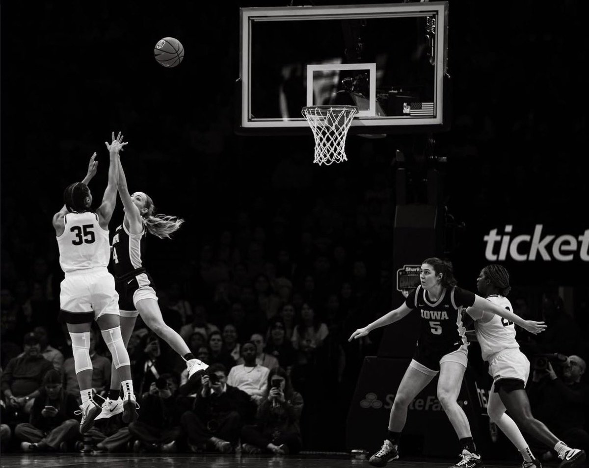 TheAnastasia25's tweet image. Thank you Azzi Fudd for putting on a UConn jersey &amp;amp; everything you have done for the program. Purest jump shot ever. There won’t be another like you.
#BLEEDBLUE #WINGSUP