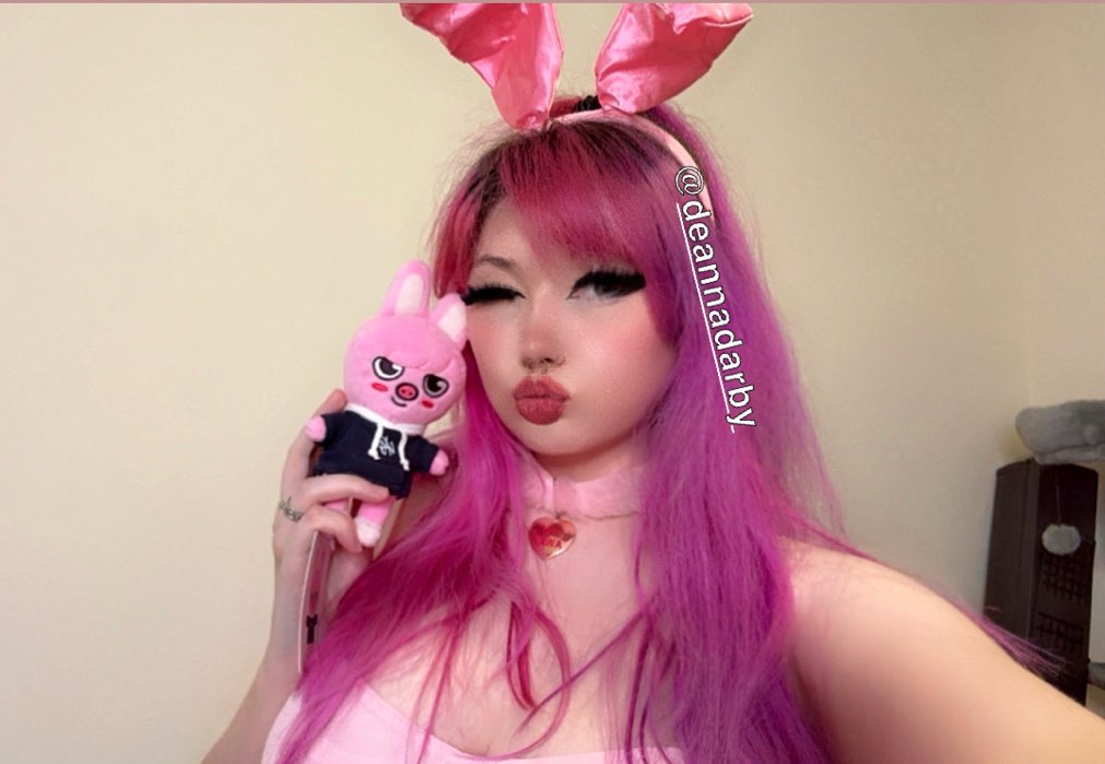 DeannaDarby's tweet photo. Happy Bunny Day from me and twinn 🐰🐷
#straykids #skz #chanbin #dwaekki https://t.co/l0FGGj3PU7