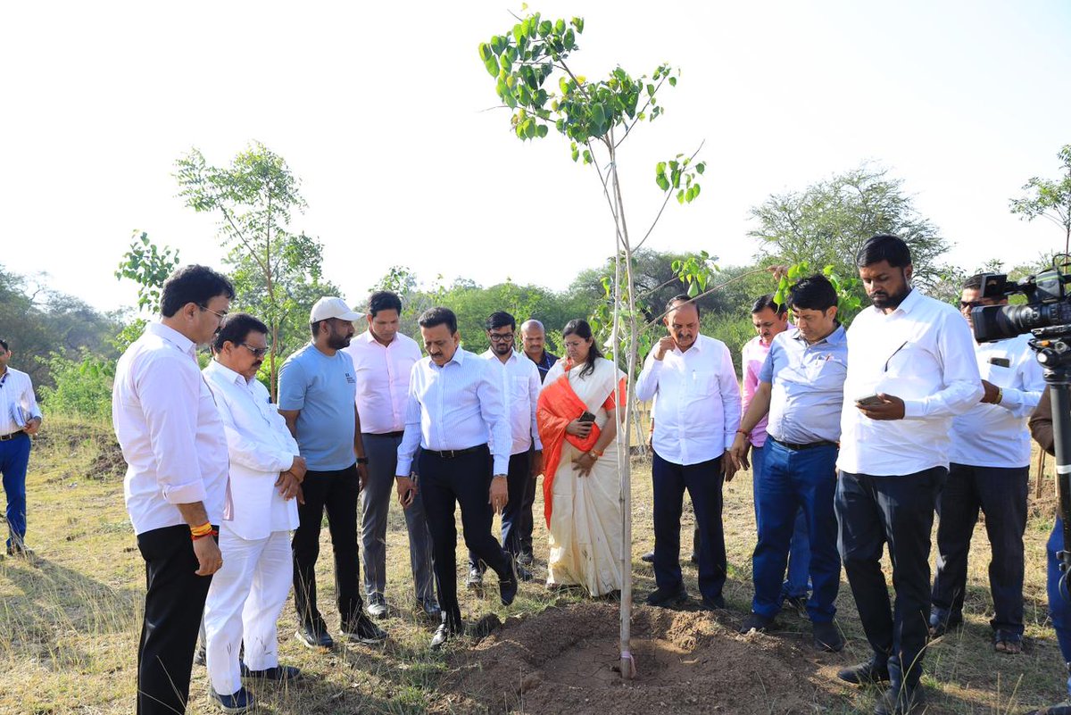 Girish Mahajan tweet media