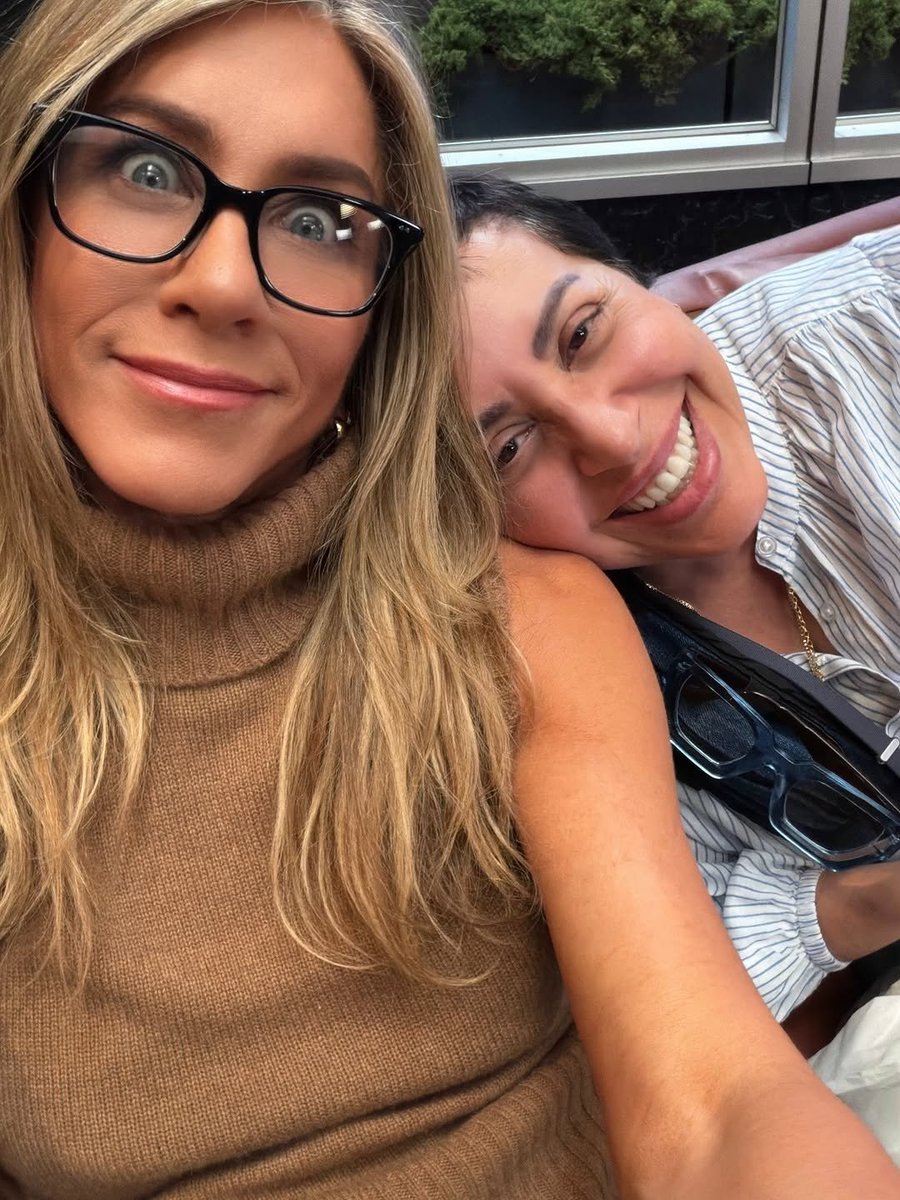 officiaIanistn's tweet image. Jennifer aniston 
Sunday dump day! ♥️😘🐰
#Jenniferaniston #muchlove