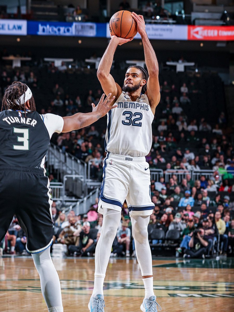 Battling into the 4th 🐻
📺 @FDSN_Grizzlies
END Q3 | MEM 87, MIL 92