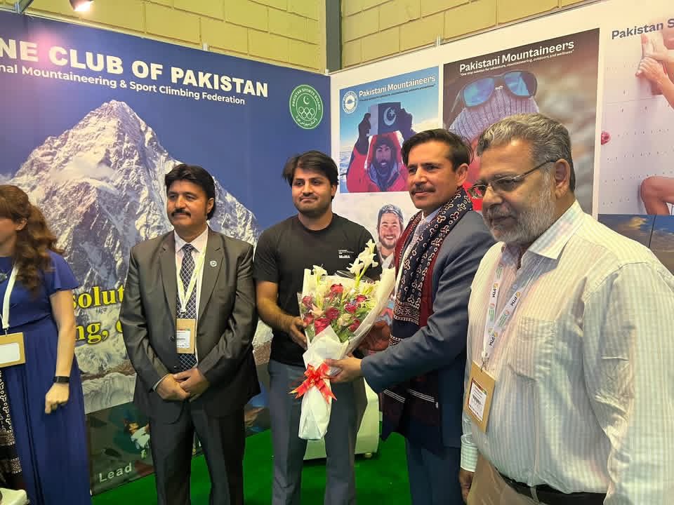 حال ہی میں پاکستان ٹریول مارٹ میں مجھے ACP کے صدر کی جانب سے نہایت گرمجوشی سے خوش آمدید کہا گیا اور اعزاز سے نوازا گیا۔

سندھ سے پہلی بار یہ اعزاز حاصل کرنا میرے لیے بہت بڑی خوشی اور فخر کی بات ہے۔ جنوبی پاکستان سے ایک کوہ پیما کے طور پر پہچان ملنا میرے لیے اعزاز ہے!